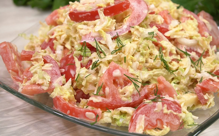 Моментальный салат из помидоров на каждый день: готовим всю неделю и не надоедает