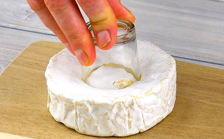 Втыкаем стакан в центр сыра и собираем заливной пирог: достаточно тонкого листа теста внизу