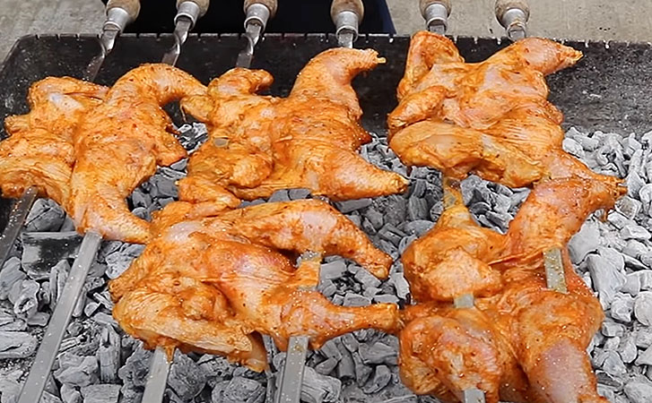 Цыплята на мангале: показываем как сделать их вкуснее шашлыка