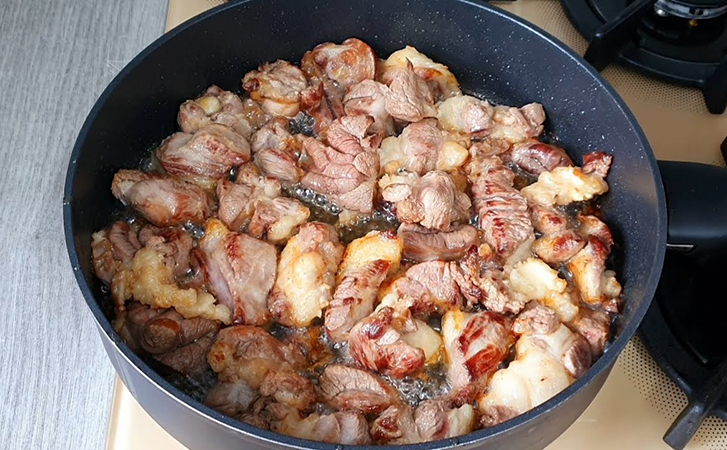 Жарим на обычной сковороде мясо так же вкусно, словно у нас на кухне стоит мангал