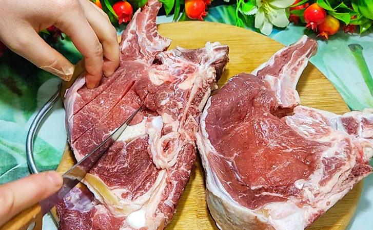 Многие считают, что в духовке мясо выходит хуже, чем на мангале. Но мы сделаем его вкуснее шашлыка