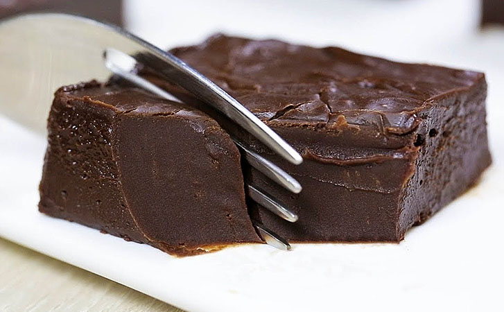 Шоколадный десерт без выпечки. Просто добавляем шоколад в сгущенку, нагреваем и даем остыть