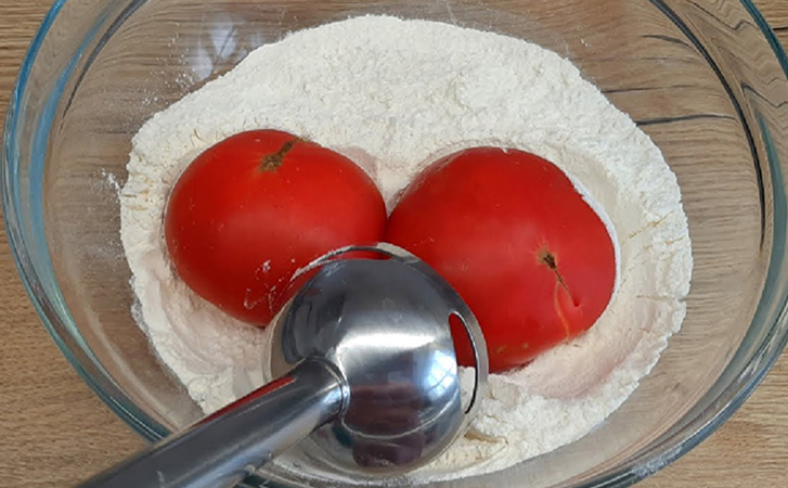 Смешиваем несколько помидоров с мукой. Подаем томатную выпечку, но никто не понял, что она из теста