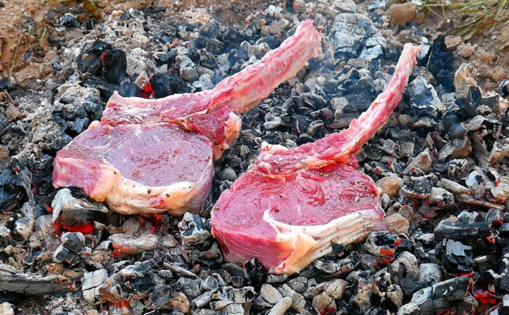 Стейк без гриля и мангала: кладем мясо прямо в угли и готовим как есть