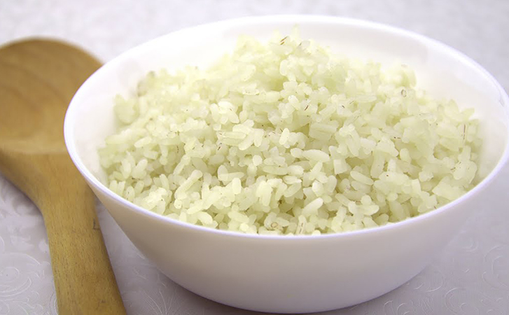 Рассыпчатый рис получается каждый раз: варим в два шага и добавляем масло