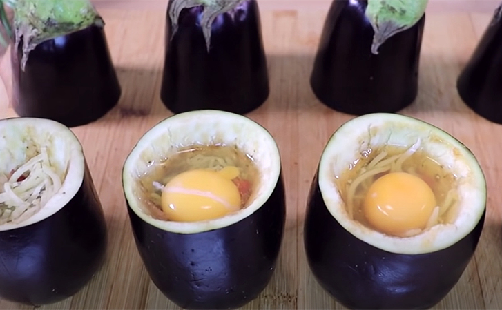 Разбиваем яйца внутрь баклажанов и тушим на сковороде. Продукты простые, а получается как в ресторане