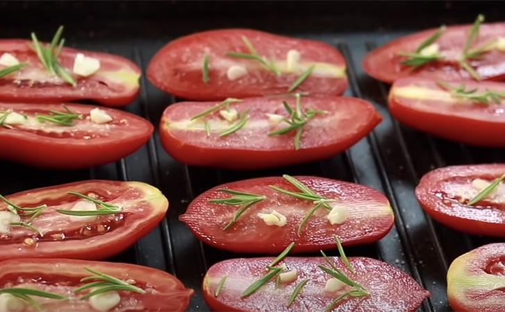 Запекаем за 20 минут помидоры. Потом из них можно сделать целое меню: закуски, консервацию и пасту
