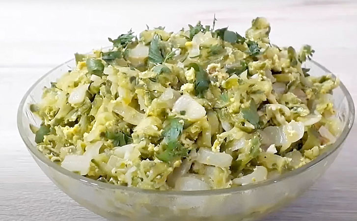 Жарим огурцы с луком: через 10 минут на столе потрясающий теплый салат