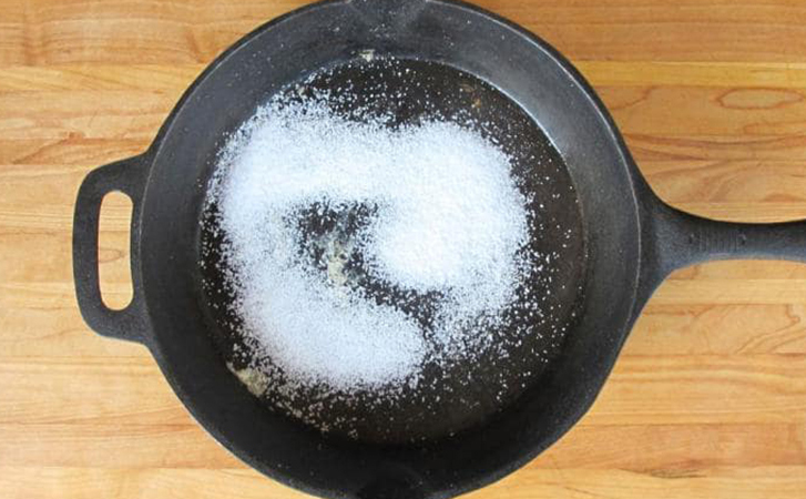 Антипригарная сковорода из обычной: прокаливаем с солью, и еда не пригорает