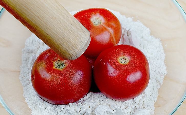 Замешиваем помидоры с мукой: булочки только из теста получаются сочными, словно в них есть начинка