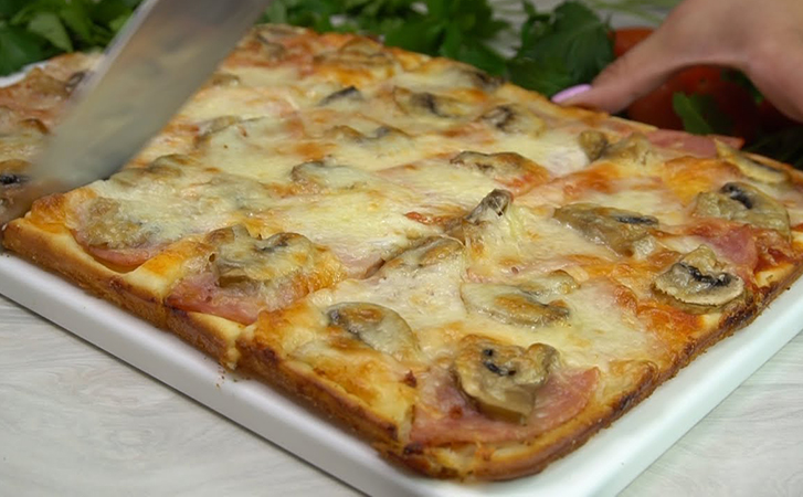 Ленивая пицца без траты времени на коржи: заливаем тесто в форму и кладем сверху начинку. Результат будет не отличить