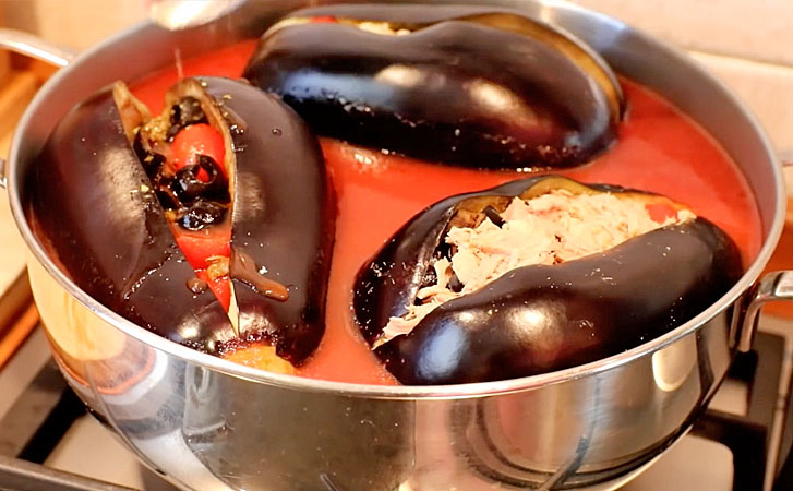 Соединяем баклажаны и банку томатной пасты. Через 20 минут на столе гениальное средиземноморское блюдо