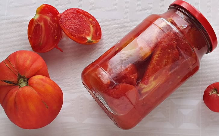 Закатываем помидоры за 10 минут, хотя обычно уходят часы. Без стерилизации и без рассола: просто заливаем кипятком