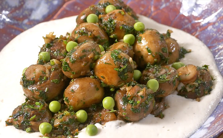 Просто способ сделать шампиньоны вкуснее: жарим с чесноком и зеленью