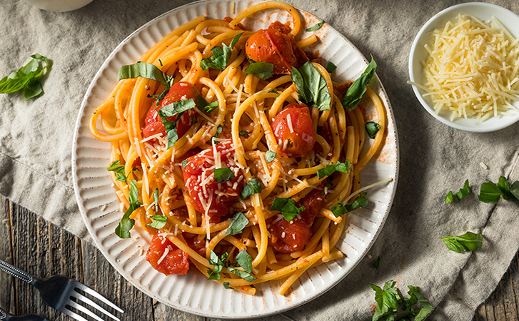 Привычные нам макароны и итальянская паста выглядят почти одинаково, но сильно отличаются. Смотрим различия