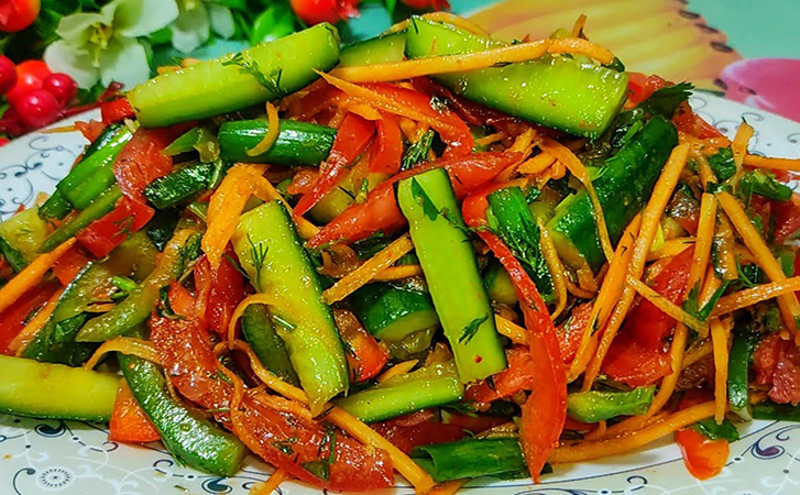 Заливаем обычный овощной салат раскаленным маслом. Вкус овощей раскрывается как никогда прежде