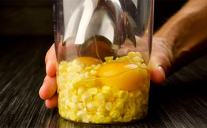 Взбиваем 2 яйца с початком кукурузы и делаем тесто: теперь выпечка не полнит и ее можно есть даже на ночь