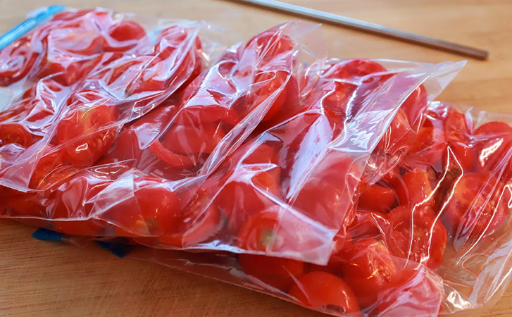 Кладем помидоры в пакет и сохраняем свежими круглый год. Когда понадобятся, просто достанем