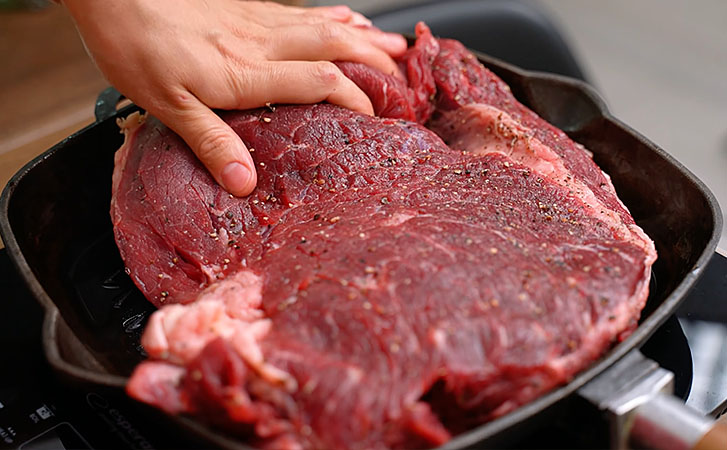 Показываем, как запечь большой кусок мяса сочным в обычной духовке. В качестве основы у нас 2 кг говядины