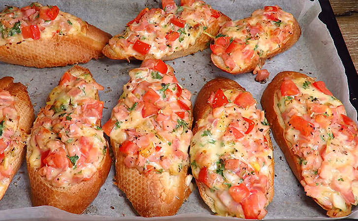 Просто кладем начинку на хлеб и в духовку. Получается вкуснее пиццы и никаких хлопот