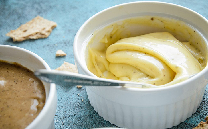 Одним ингредиентом превратили кефир в сыр. Подсмотрели простой рецепт в Италии