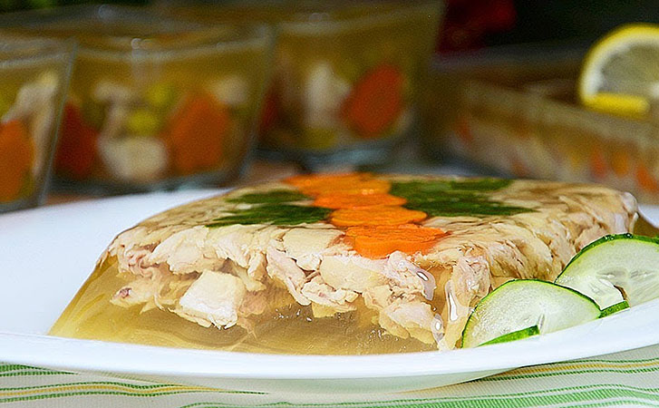 Быстрый холодец на курином бульоне: застывает за час и много мяса внутри