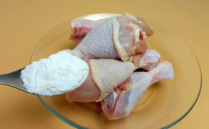 Посыпаем курицу содой и только потом жарим. Теперь ничего не пригорает и мясо мягче обычного