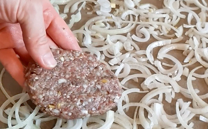 Вкуснее мяса по-французски. Запекаем фарш поверх лука, а сверху добавляем сыр. 