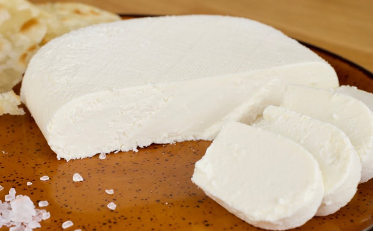 Берем 2 литра российского магазинного молока и за 10 минут делаем настоящий сербский сыр
