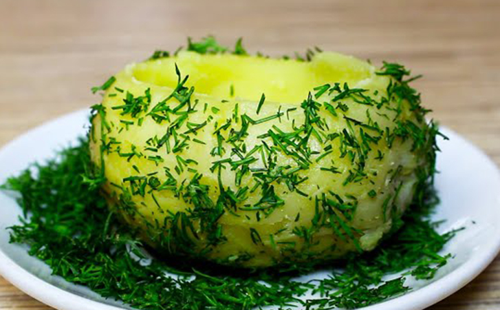 Крошка-картошка с селедкой внутри. Ингредиенты обычные, но блюдо выглядит новым и просят повторять