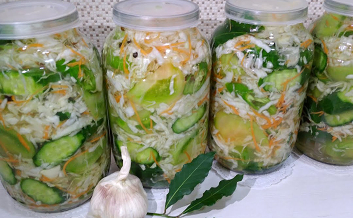 Салат из квашеной капусты на закусочный стол: добавляем в банку огурцы, остатки помидоров и морковь
