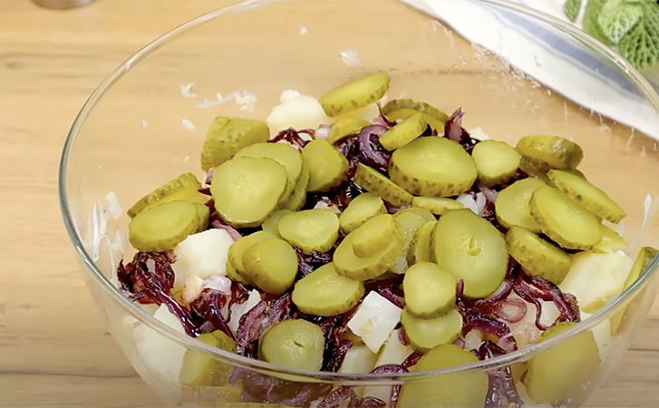 Картофель, капуста и соленые огурцы. Соединяем ингредиенты в салат, который после первой пробы просят повторять каждый день