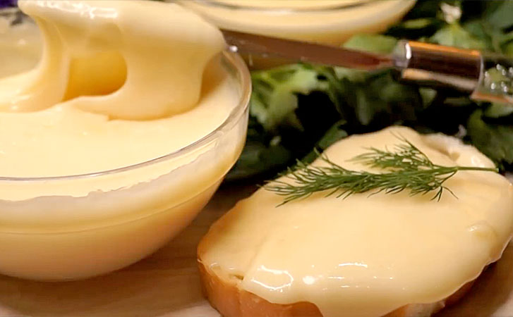 Сыр-намазка из 400 граммов творога. Заменяет масло и делается ровно 15 минут