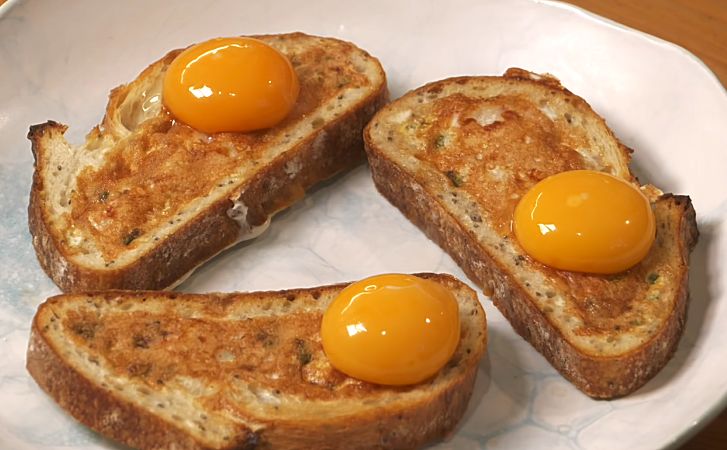 Яичница в хлебе: гораздо вкуснее, чем просто жареные яйца