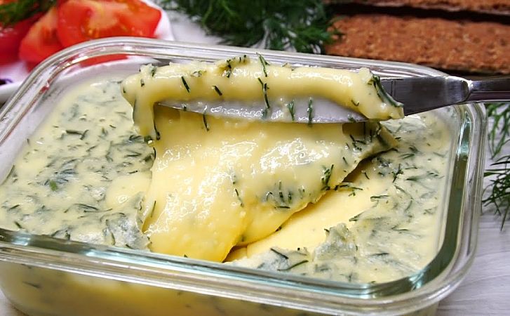 Сыр из нагретого творога за 15 минут. Все, что требуется дополнительно: масло, яйцо и немного зелени
