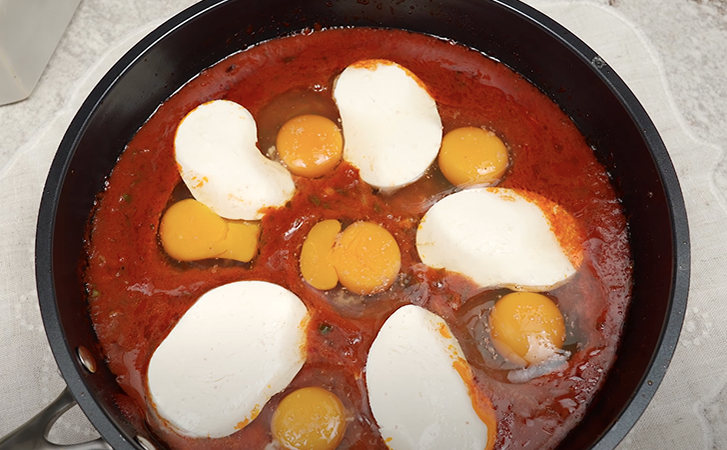 Жарим яйца поверх томатной пасты: немного изменили рецепт яичницы, и ее уже можно есть не только утром