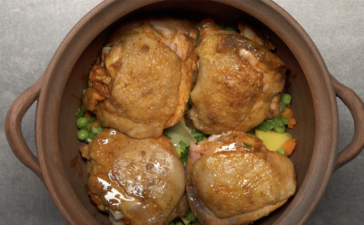 Курица с картошкой в горшочках. За полтора часа в духовке становится настолько мягкой, что можно почти не жевать