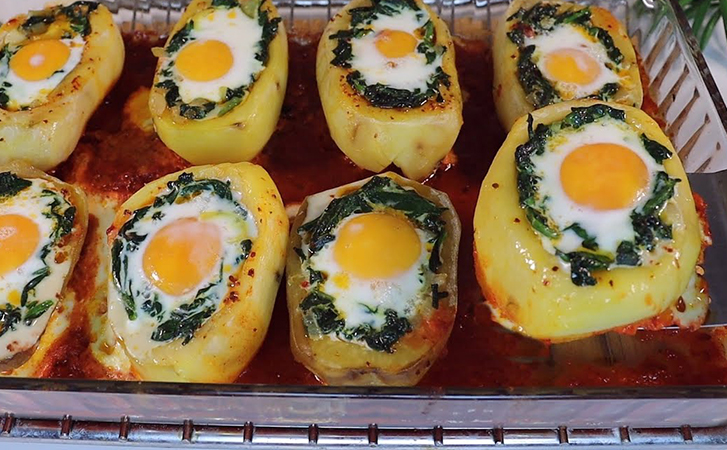 Фаршированная картошка и яичница в одном блюде: разбиваем яйца прямо внутрь