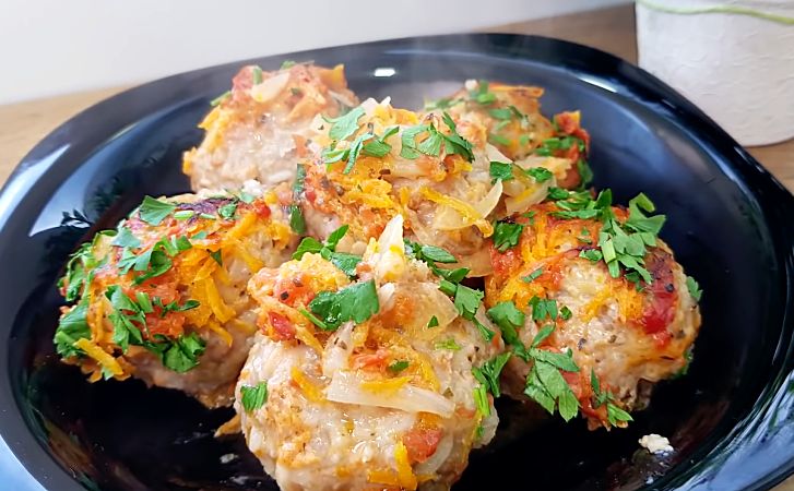 Добавляем вкуса и сочности фрикаделькам. Томатная заправка и сметана