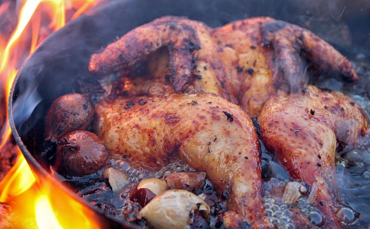 Рецепт курицы для мангала или костра. Получается вкуснее шашлыка: хитрость в том, что мясо жарится в овощном бульоне