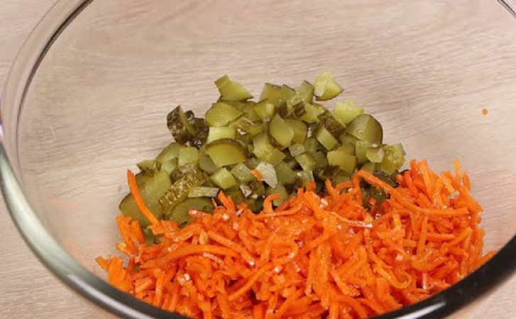 Добавляем новый салат на Новогодний стол: в основе печень и соленые огурцы