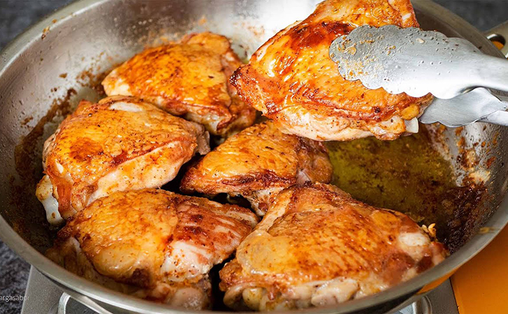 Жареную курицу можно сделать нежной как дорогая вырезка. Тонкость в добавлении сливок
