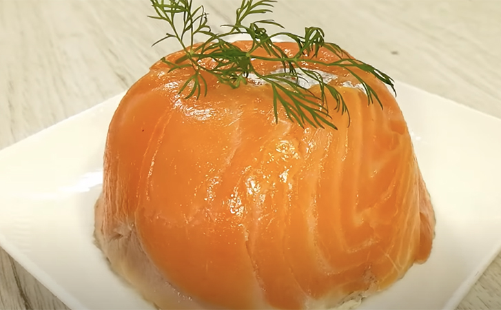 Порционный салат к Новому году: красная рыба и начинка под ней. 1 в 1 как из дорогого ресторана
