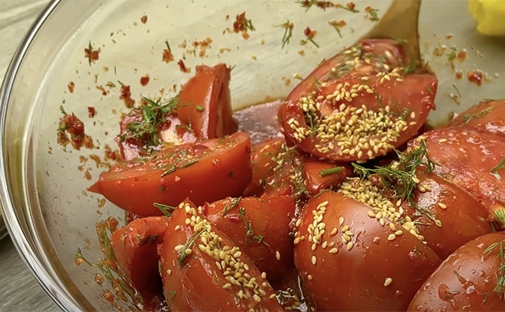Превращаем сезонные помидоры в болгарскую закуску. Маринуются за 10 минут и уходят быстрее любого салата