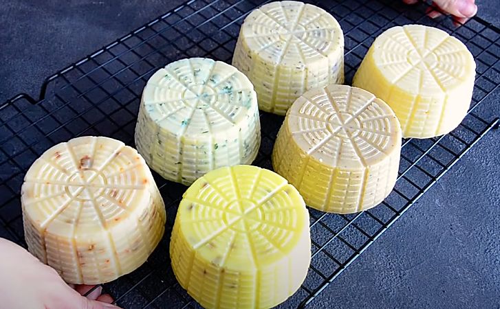 Шесть видов домашнего сыра с себестоимостью 700 рублей за все. Если покупать его в магазине, выйдет 3-4 тысячи