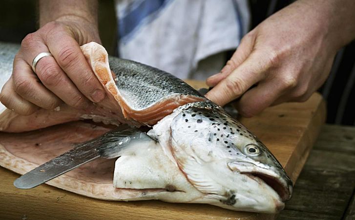 Чистим целого лосося на филе за несколько движений: показывает японский повар