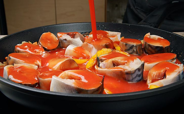 Тушим скумбрию в томатном соусе: получается вкуснее красной рыбы