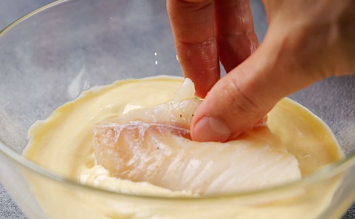 Показываем самый простой способ улучшить вкус минтая. Используем маринад из горчицы и майонеза