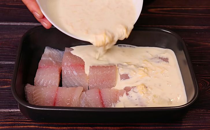 Заливаем самую простую рыбу сливками с сыром и ставим в духовку. Даже минтай становится на вкус как осетрина из ресторана