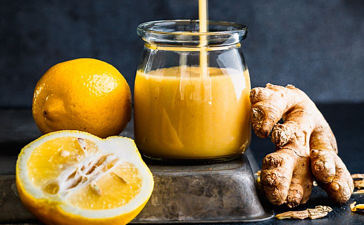 Превращаем имбирь в витаминный напиток для холодов. Соединяем с лимоном и медом